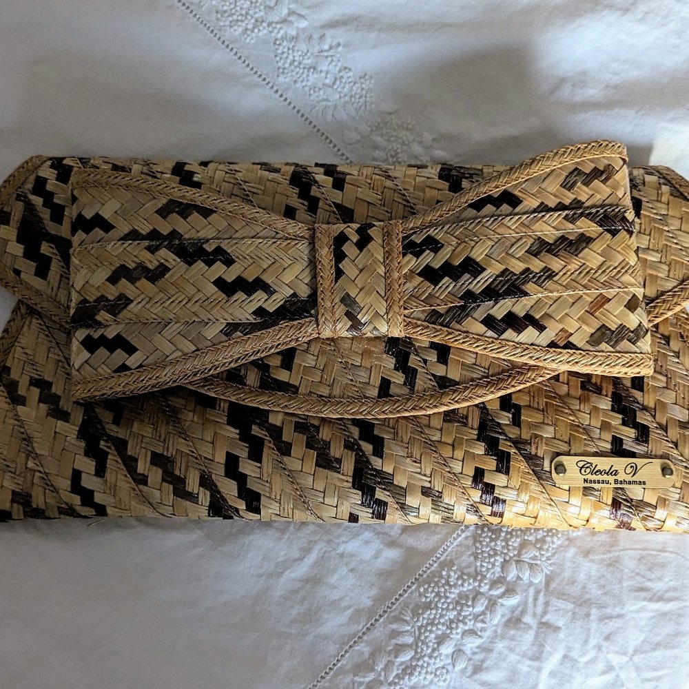 Cleola V. woven raffia bow clutch
